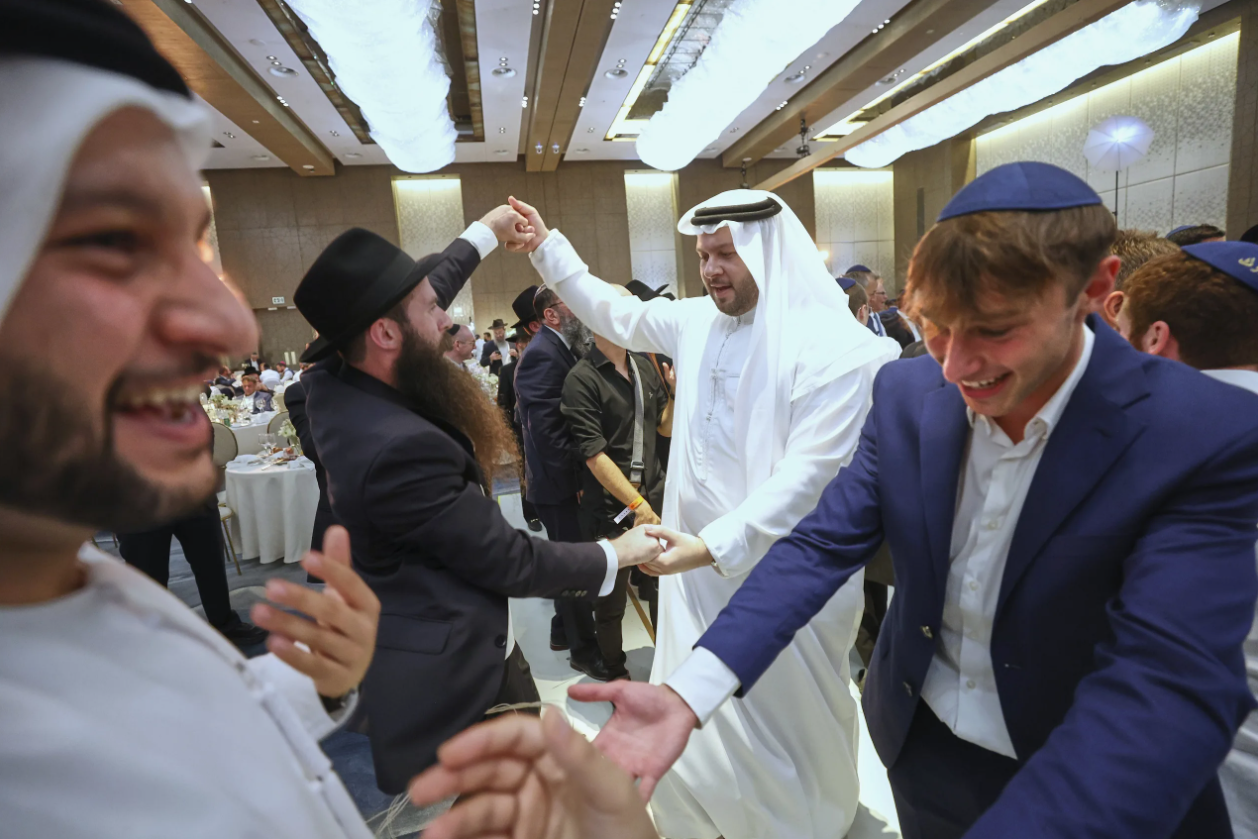 Exploring Emotional Bonds Between Arab and Jewish