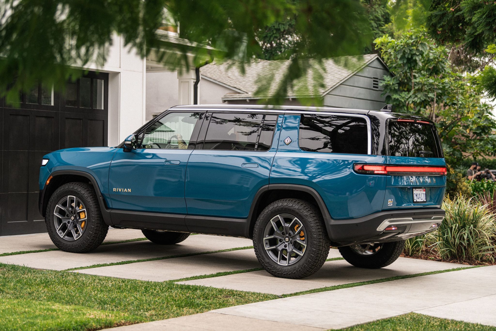 Rivian R1S 2024 Pricing Specs And Performance Analysis   2024 Rivian R1s 101 656f7a8c2e297 2048x1365 